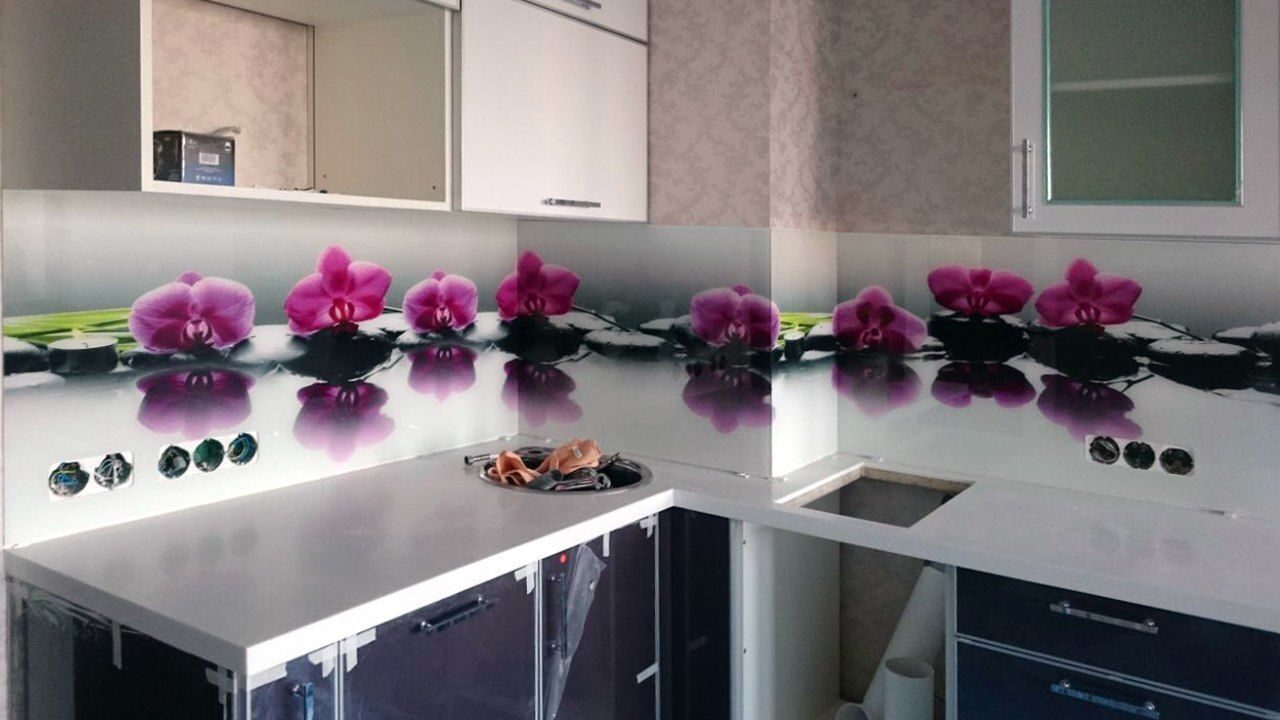 Фартук орхидея. Фартук для кухни цветы. Фартук на кухню из стекла цветы. Фартук для кухни «Орхидея». Кухня Орхидея.